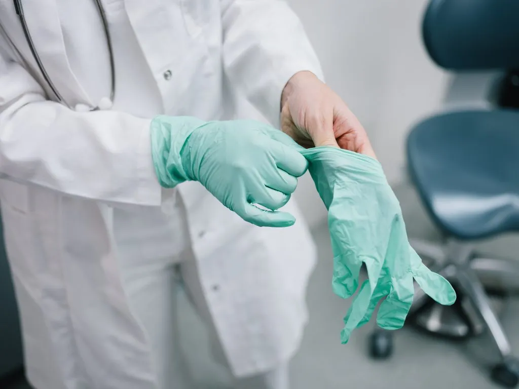 Einweghandschuhe werden in der Lebensmittelindustrie verwendet, um Lebensmittel mit Stoffen, wie Keimen, nicht in Berührung zu kommen, welche die Gesundheit des Verbrauchers schädigen können.
