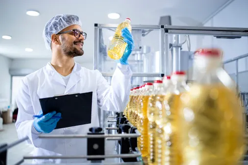 In diesem Artikel wird über den Arbeitsschutz in der Lebensmittelindustrie und deren Herausforderungen gesprochen