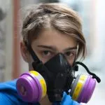 Junge Person trägt eine Atemschutz-Halbmaske mit zwei Partikelfiltern