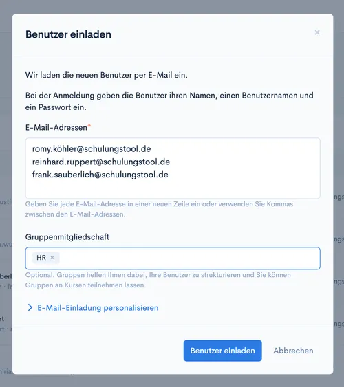 Dialog ‘Benutzer einladen’ mit E-Mail-Adressen und Gruppenmitgliedschaft ‘HR’