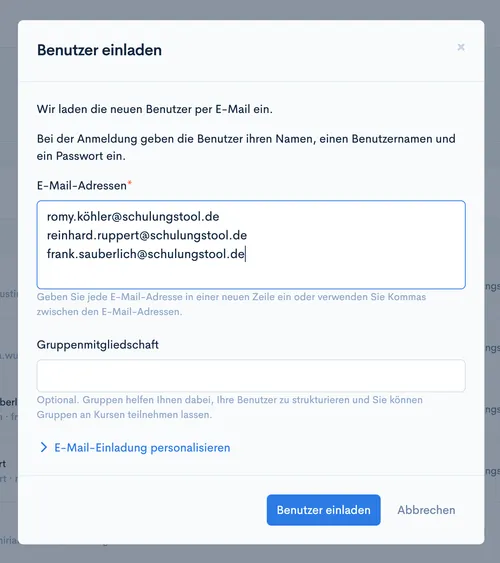 Dialog ‘Benutzer einladen’ mit Eingabefeld für E-Mail-Adressen und optionaler Gruppenmitgliedschaft