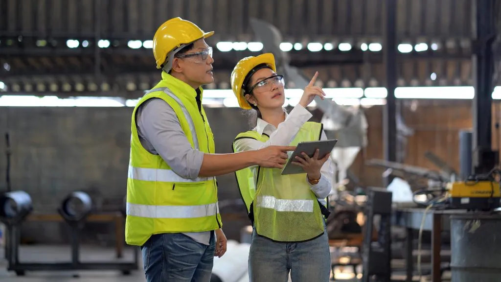 Die Sicherung der Betriebssicherheit in heutigen Arbeitsumgebungen erfordert den Umgang mit komplexen Industrieumfeldern, raschem Technologiewandel und menschlichem Fehlverhalten, zusätzlich zur Einhaltung sich wandelnder Gesetze. Dies verlangt nach kontinueller Anpassung und starkem Engagement für die Arbeitssicherheit.