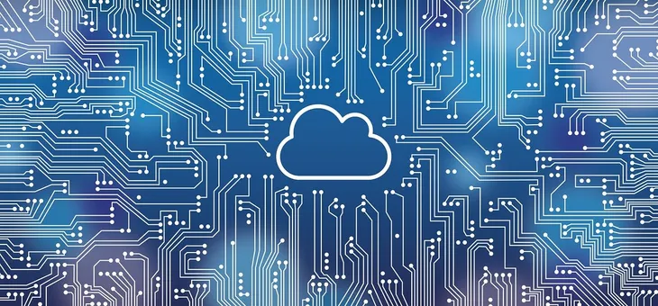 Weißes Wolkensymbol auf blauer Platine mit Leiterbahnen – Cloud-Dienste als Alternative zu lokaler Software