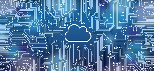 Weißes Wolkensymbol auf blauer Platine mit Leiterbahnen – Cloud-Dienste als Alternative zu lokaler Software