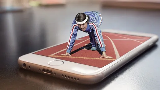 Fotomontage: Läuferin in Startposition auf einem Smartphone, dessen Display eine Laufbahn zeigt