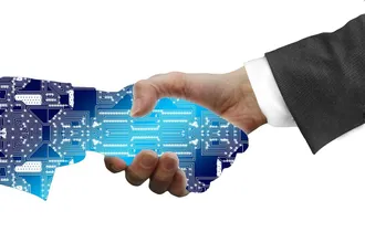 Hand im Anzug schüttelt eine digitale Hand aus Platinenmuster als Symbol für die Digitalisierung