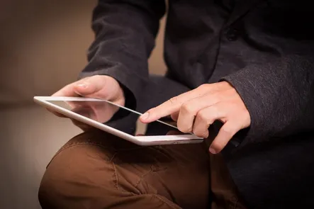 Elektronische Unterweisung mit Softwareist eine sinnvolle Unterstütung für Ihren Arbeitsschutz und lässt sich einfach ideal in Ihr Blended Learning-Konzept integrieren.