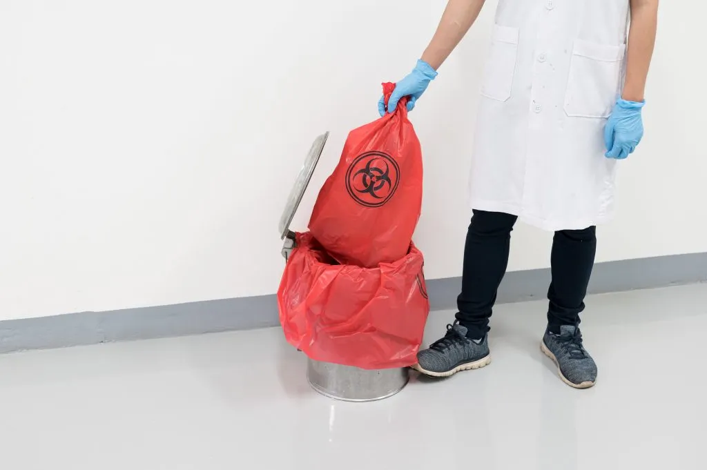 Mitarbeiter müssen lernen, wie man zum Schutz der Umwelt verschiedene Gefahrstoffe durch unterschiedliche Methoden entsorgt.
