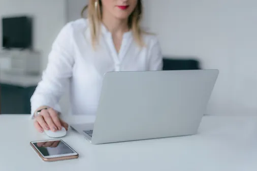 Die Arbeit im Homeoffice erfolgt über einen Telearbeitsplatz in den Wohnräumen des Arbeitnehmers.