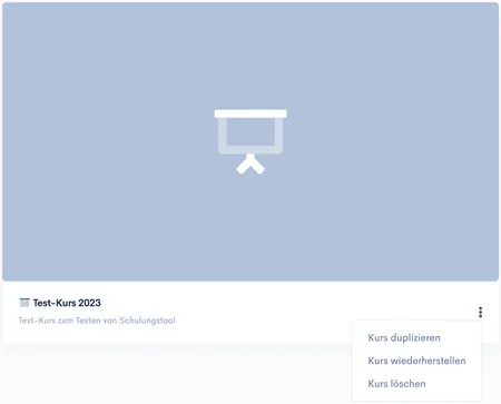 Archivierte Kurskarte ‘Test-Kurs 2023’ mit geöffnetem Menü und Optionen ‘Kurs duplizieren’, ‘Kurs wiederherstellen’, ‘Kurs löschen’