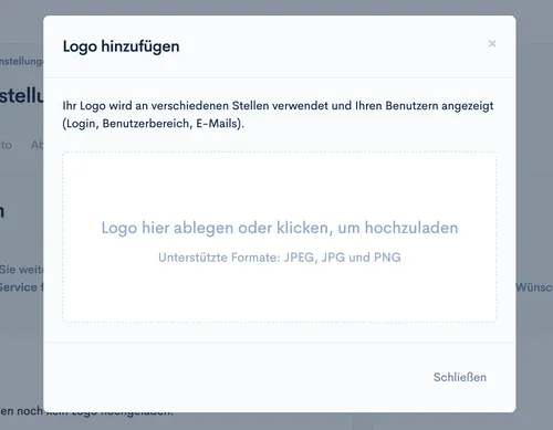 Dialog ‘Logo hinzufügen’ mit Ablagebereich ‘Logo hier ablegen oder klicken, um hochzuladen’ (JPEG, JPG, PNG)