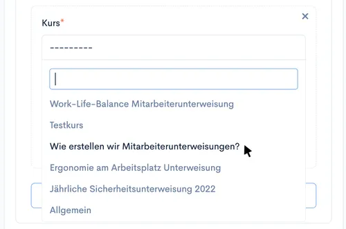 Geöffnete Kursauswahl im Feld ‘Kurs’ mit Beispielkursen wie ‘Testkurs’ und ‘Allgemein’