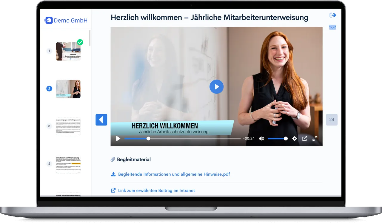 MacBook mit geöffnetem Schulungstool: Video-Kurs 'Jährliche Mitarbeiterunterweisung' mit Begleitmaterial im Lernbereich
