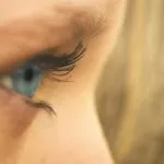 Nahaufnahme eines blauen Auges im Seitenprofil
