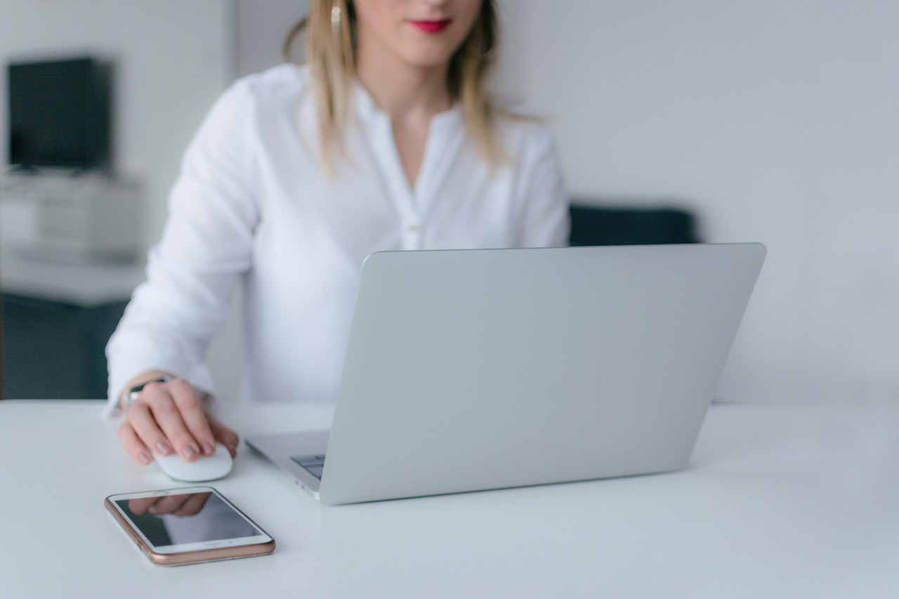 Die Arbeit im Homeoffice erfolgt über einen Telearbeitsplatz in den Wohnräumen des Arbeitnehmers.