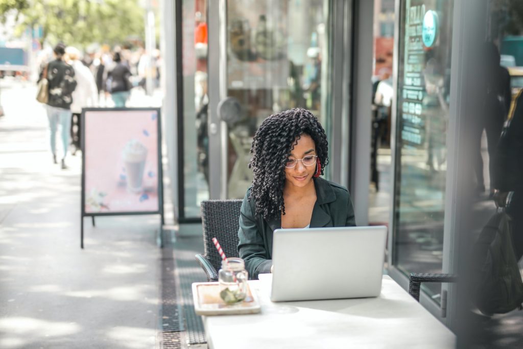 Mit Schulungstool lernen Sie flexibel - in der Arbeit, zuhause, unterwegs oder im Café.