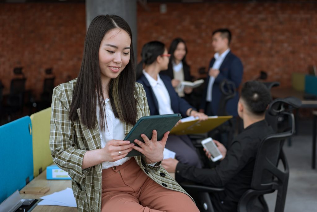 Eine intuitive E-Learning-Plattform sollte für eine effektive Online-Schulung auf allen möglichen Endgeräten verwendet werden können: Auf dem PC, Laptop, Tablet oder Smartphone. 