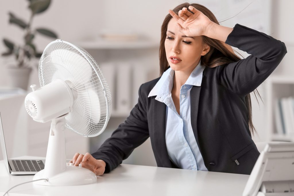 Bei unpassenden Temperaturen am Arbeitsplatz, kann es zu einer Vielzahl von gesundheitlichen Risiken führen.