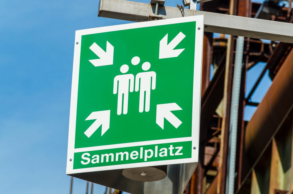 Sammelplätze im Flucht- und Rettungsplan müssen sicher, geräumig und allen bekannt sein sowie auf den Fluchtplänen eingezeichnet sein.